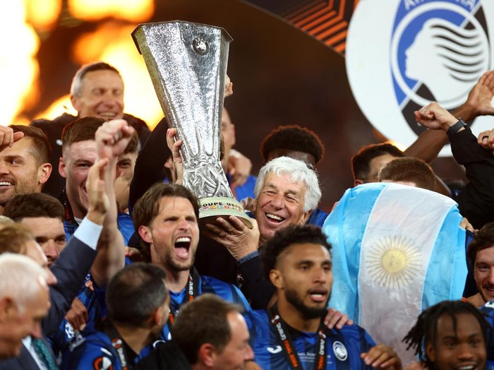 Soccer Football - Europa League - Final - Atalanta v Bayer Leverkusen - Aviva Stadium, Dublin, Ireland - May 22, 2024 Atalanta coach Gian Piero Gasperini celebrates with the trophy after winning the Europa League REUTERS/Hannah Mckay