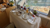 Calon ibu ini menginap di kamar hotel dengan pemandangan langsung ke Marina Bay Sands. Syahrini pun bisa menikmati sarapan enak di dalam kamar sambil melihat pemandangan bagus ini. Foto: Instagram @princesssyahrini