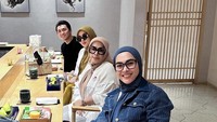 Bersama suami, ibu, dan adiknya, Syahrini mampir ke sebuah restoran Jepang di Singapura. Terlihat beberapa  pesanan makanan sudah sampai di meja mereka. Foto: Instagram @princesssyahrini