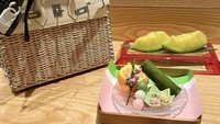 Ini dia salah satu pesanannya. Berupa sepiring mochi dilengkapi buah jeruk dan cocolan. Di belakangnya pun ada potongan melon Jepang nih. Foto: Instagram @princesssyahrini