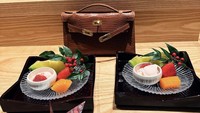 Sambil menikmati akhir pekannya di Singapura, istri Reino Barack ini mampir lagi ke restoran Jepang. Kali ini ia terlihat memesan sepiring buah-buahan, seperti melon, strawberry, jeruk, dan ada semangkuk es krim. Foto: Instagram @princesssyahrini
