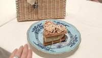 Tampaknya Syahrini dan keluarga memang sudah ada di Singapura sejak bulan Ramadan lalu. Pada hari ke 9 Ramadan, ia pergi ke cafe sambil memesan semacam waffle isi es krim vanillla yang ditaburi kacang. Foto: Instagram @princesssyahrini