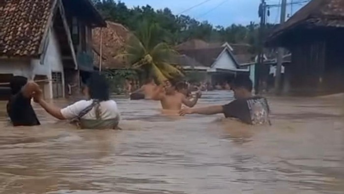 Banjir setinggi 1 meter lebih akibat meluapnya Sungai Ogan kembali melanda OKU.