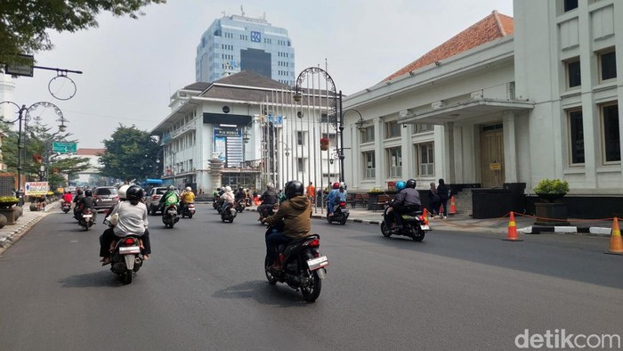 Beberapa pusat keramaian di Kota Bandung seperti kawasan Asia Afrika mulai didatangi wisatawan, Kamis (23/5/2024).