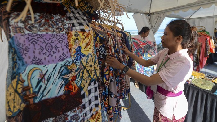 Pedagang menyusun aksesoris pakaian pada Pameran UMKM Melasti Water Carnival di Pantai Melasti, Ungasan, Bali, Kamis (23/5/2024). Pameran yang diikuti 20 pelaku UMKM se-Kabupaten Badung itu dilaksanakan dalam rangkaian World Water Forum ke-10.  ANTARA FOTO/Media Center World Water Forum 2024/Wahdi Septiawan/nym.