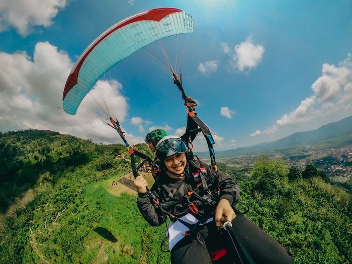 Bupati Ipuk mencoba paralayang di Gunung Menyan Banyuwangi