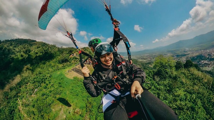 Bupati Ipuk mencoba paralayang di Gunung Menyan Banyuwangi