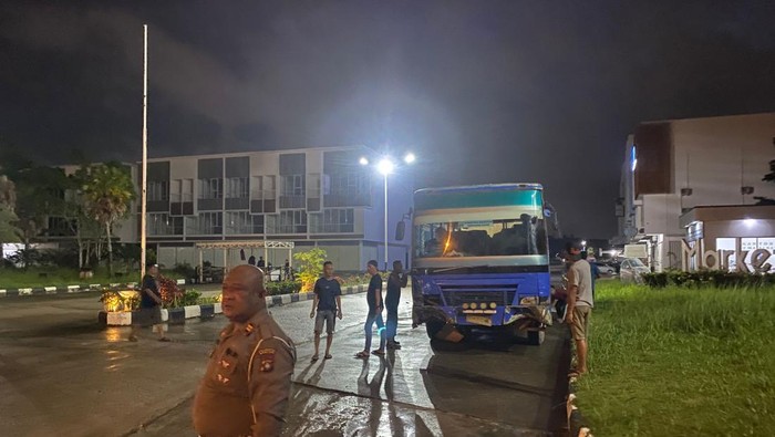 Bus hilang kendali dan menabrak mobil dan sepeda motor di jalan Letjend Suprapto, Rabu (22/5).(Dok Satlantas Polresta Barelang)