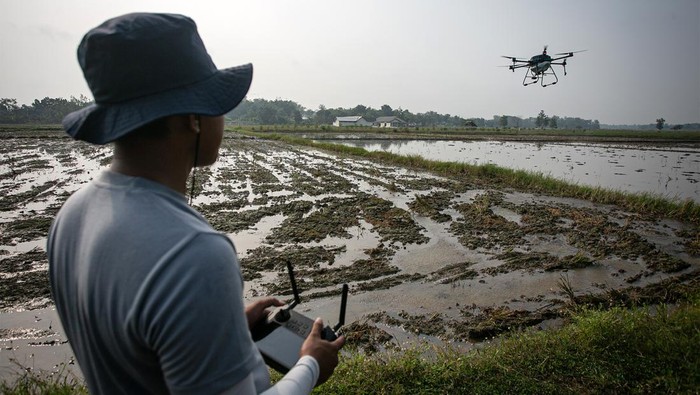 Canggih! Petani Sukoharjo Pakai Teknologi Drone untuk Pertanian Sebagian petani telah menggunakan teknologi drone dalam menggarap lahan pertanian di Sukoharjo, Jawa Tengah. Drone itu digunakan untuk menyemprotkan herbisida.