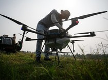 Canggih! Petani Sukoharjo Pakai Teknologi Drone untuk Pertanian