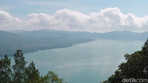 Pemandangan Danau Batur dari jalan menuju Gunung Abang, Bangli, Bali, Minggu (12/5/2024).