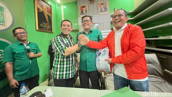 Danny Pomanto (kanan) saat mengembalikan formulir penjaringan cagub pada Pilgub Sulsel 2024.