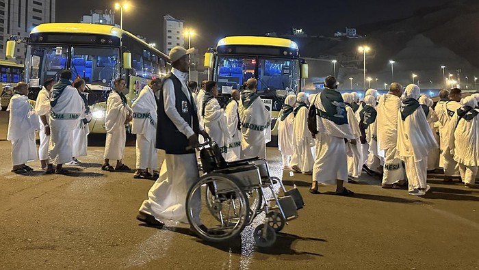 Jemaah lanjut usia diimbau untuk menggunakan kursi roda saat ibadah di Masjidil Haram. Namun ingat, gunakan pendorong kursi roda resmi Masjidil Haram.