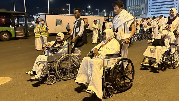 Dear Jemaah Lansia, Ini Ciri Pendorong Kursi Roda Resmi Masjidil Haram Jemaah lanjut usia diimbau untuk menggunakan kursi roda saat ibadah di Masjidil Haram. Namun ingat, gunakan pendorong kursi roda resmi Masjidil Haram.