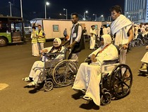 Dear Jemaah Lansia, Ini Ciri Pendorong Kursi Roda Resmi Masjidil Haram