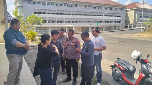 Polisi saat mendatangi Hotel Mahogany, Kuta Selatan, Badung, Bali pada Kamis (23/5/2024) siang.