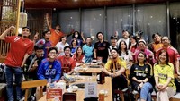 Ini momen Desta bersama Vincent Rompies dan rekan kerja lainnya saat makan bersama di restoran. Mereka menikmati makanan sambil beraktivitas seru. Foto: Istagram @desta80s