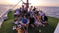 Begini momen seru Desta saat menaiki kapal bersama para sahbat. Di sana mereka menikmati segarnya es jeruk. Foto: Istagram @desta80s