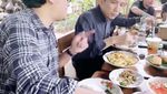 Desta Kulineran Bareng Sahabat, Makan BBQ hingga ke Waroeng Kondre
