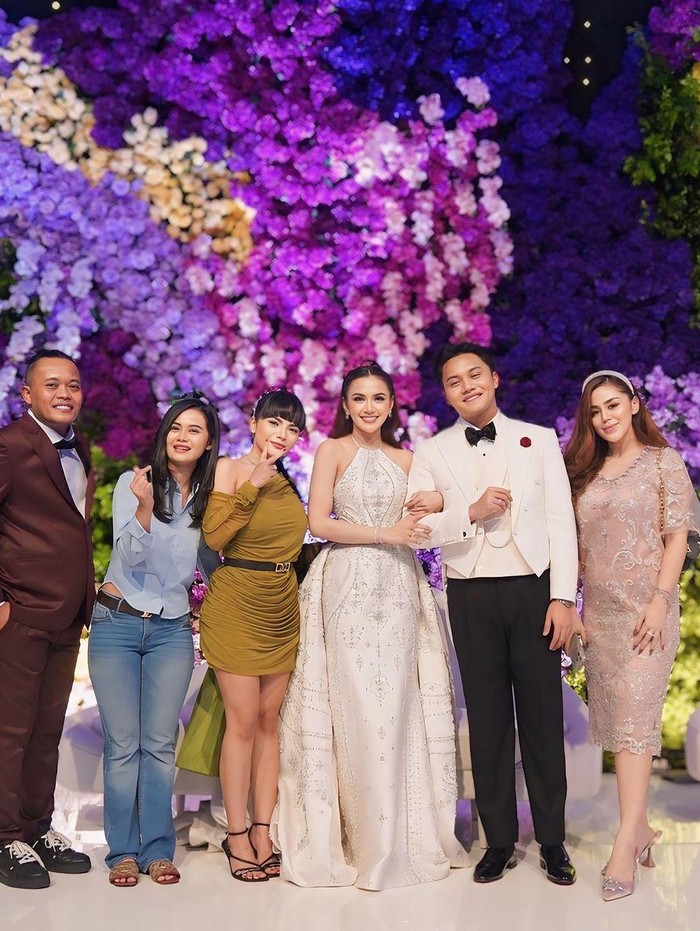 Dinar Candy saat datang ke nikahan Rizky Febian