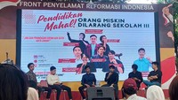Para pembicara memberikan pemaparan terkait mahalnya pendidikan. 