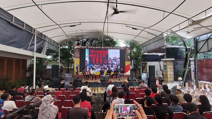 Diskusi Bahas Mahalnya Biaya Pendidikan Diskusi dengan tema 'Pendidikan Mahal!, Orang Miskin Dilarang Sekolah' digelar di Jakarta, Kamis (23/5/2024). Diskusi mengkritisi tentang mahalnya Uang Kuliah Tunggal (UKT).