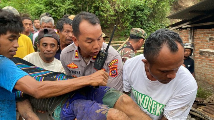 Dua pekerja tewas setelah tembok penyangga kapela di Ende, NTT, ambruk, Rabu (22/5/2024).