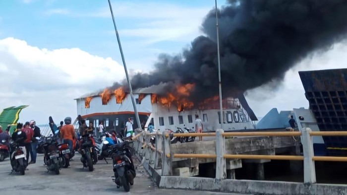 Foto: Penampakan kapal roro terbakar (Dok Polres Bengkalis)