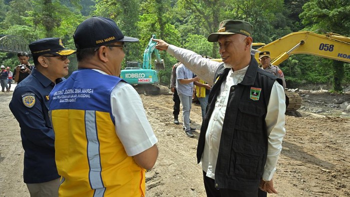 Gubernur Sumbar Mahyeldi meninjau perbaikan Lembah Anai. (Dok Pemprov Sumbar)