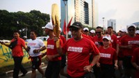 Setelah menerimanya, Hasto membawa lari obor tersebut menuju lokasi rakernas PDIP yang digelar di Ancol. 