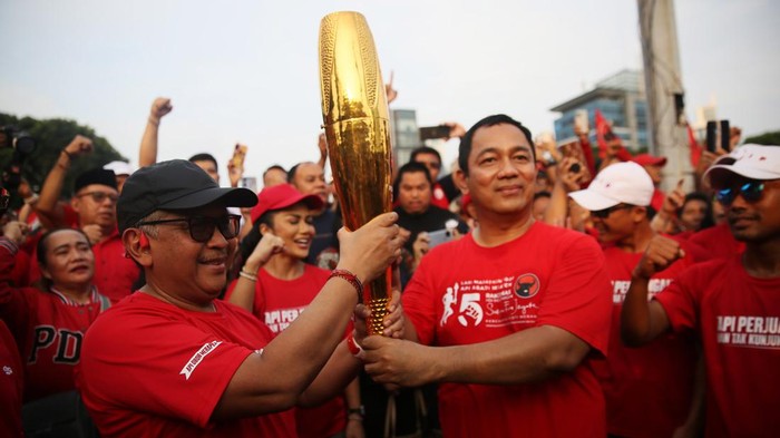 Sekretaris Jenderal (Sekjen) Partai Demokrasi Indonesia Perjuangan (PDIP) Hasto Kristiyanto menerima obor Api Abadi Mrapen di Kemayoran, Jakarta, Kamis (23/5). Obor itu semula dibawa dari Grobogan, Jawa Tengah. Adapun seremoni membawa obor sebagai simbol dimulainya rapat kerja nasional (Rakernas) PDIP V mulai Jumat (24/5) besok.