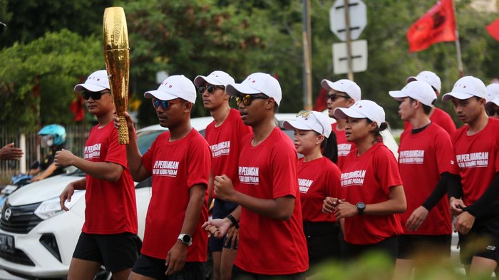 Hasto Berlari Bawa Api Perjuangan ke Rakernas PDIP Sekretaris Jenderal (Sekjen) Partai Demokrasi Indonesia Perjuangan (PDIP) Hasto Kristiyanto menerima obor Api Abadi Mrapen di Kemayoran, Jakarta, Kamis (23/5). Obor itu semula dibawa dari Grobogan, Jawa Tengah. Adapun seremoni membawa obor sebagai simbol dimulainya rapat kerja nasional (Rakernas) PDIP V mulai Jumat (24/5) besok.