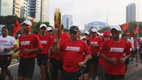 Hasto bersama rombongan kader dan simpatisan PDIP berlari menuju arena Rakernas, di Beach City International Stadium (BCIS) Ancol, Jakarta. Adapun, jarak dari lokasi penyambutan rombongan di Kemayoran menuju Ancol berjarak kurang lebih 5 km. 