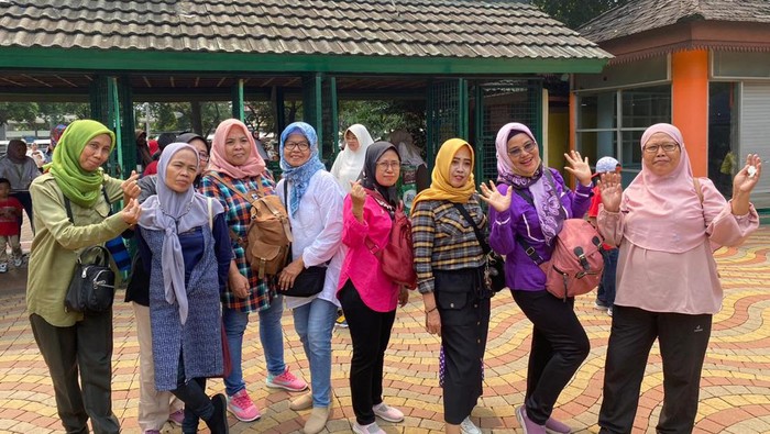 Ibu-ibu dari Pulo Gadung liburan ke Ragunan
