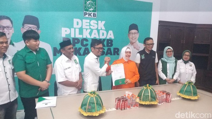 Indira Jusuf Ismail saat mengembalikan formulir penjaringan cawalkot pada Pilwalkot Makassar di PKB Makassar.