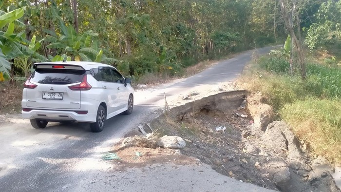 Jalan alternatif Pati-Grobogan di Tambakromo rusak gegara longsor. Foto diunggah Kamis (23/5/2024).