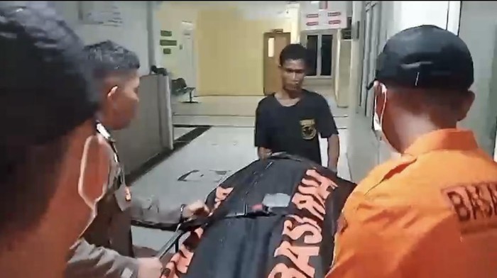 Jasad WN Perancis yang tewas tertimpa pohon di Padang saat berhasil dievakuasi. (Istimewa)
