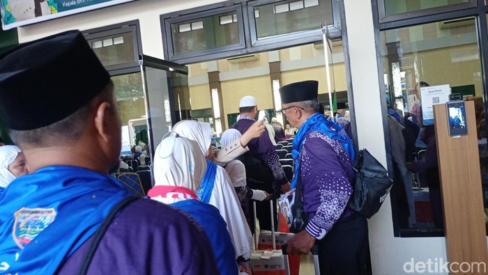 Jemaah asal OKU Timur saat masuk ke Asrama Haji Palembang.