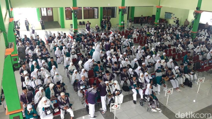 Jemaah calon haji di gedung Jeddah, tempat kedatangan jemaah di Asrama Haji Donohudan, Boyolali. Foto diunggah Kamis (23/5/2024).