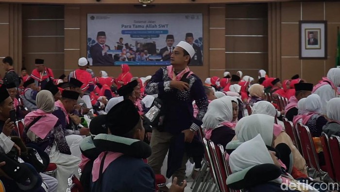 Jemaah calon haji Kloter 41 Embarkasi Solo di gedung Muzdalifah atau gedung pemberangkatan Asrama Haji Donohudan Boyolali, Kamis (23/25/2024).