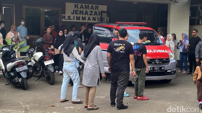 Jenazah eks Bupati Kuningan diberangkatkan ke Kabupaten Kuningan.