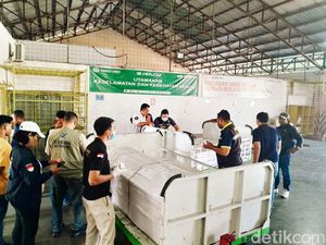 4 Jenazah PMI Asal NTT Tiba di Bandara Kupang, Disambut Isak Tangis