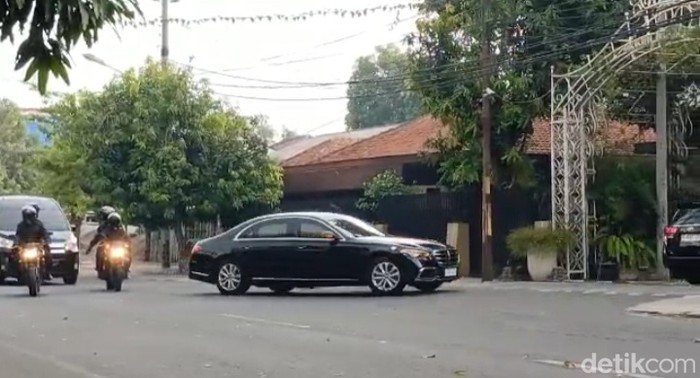 Rombongan Presiden Joko Widodo saat tiba di kediamannya, di Kelurahan Sumber, Kecamatan Banjarsari, Kota Solo, Kamis (23/5/2023).