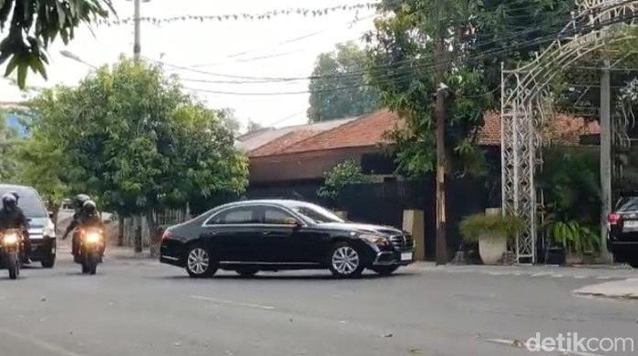 Rombongan Presiden Joko Widodo saat tiba di kediamannya, di Kelurahan Sumber, Kecamatan Banjarsari, Kota Solo, Kamis (23/5/2023).