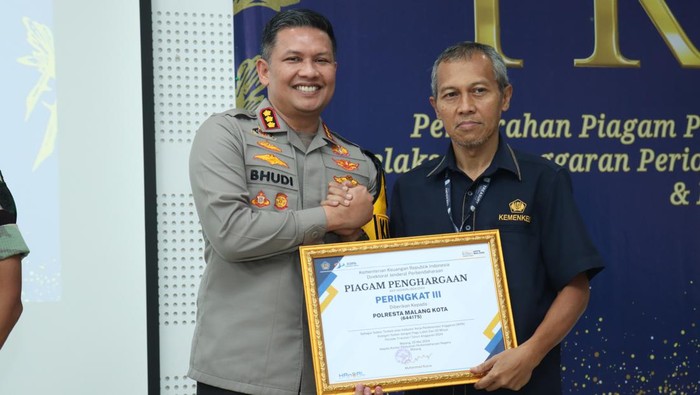 Kapolresta Malang Kota Kombes Pol Budi Hermanto terima anugerah PRISMA KPPN Malang