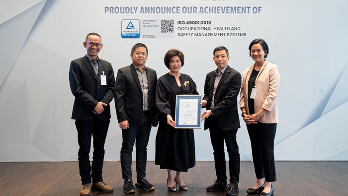 PT Kurnia Ciptamoda Gemilang (KCG)
berhasil meraih sertifikasi ISO 45001:2018, soal standar internasional Sistem Manajemen Kesehatan dan Keselamatan Kerja (K3).