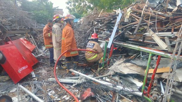 Petugas saat berupaya memadamkan api yang membakar gudang rongsok di Bantul, Kamis (23/5/2024).