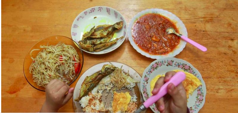 Kelaparan, Wanita Ini Rela Makan Nasi dan Ayam Basi