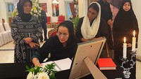 Diberitakan sebelumnya, Presiden Iran Ebrahim Raisi meninggal dalam kecelakaan helikopter di pegunungan dekat perbatasan Azerbaijan Timur. Ebrahim Raisi terlibat kecelakaan bersama lima penumpang lainnya, termasuk Menteri Luar Negeri Hossein Amiradollahian dan Gubernur Azerbaijan Timur Malek Rahmati. 