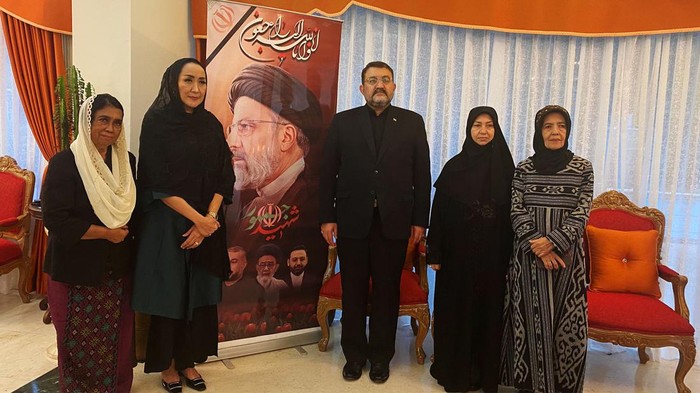 Ketum Kowani Sampaikan Bela Sungkawa untuk Raisi di Kediaman Dubes Iran Ketua Umum Kowani Giwo Rubianto Wiyogo bersama pengurus bertemu dengan Duta Besar Iran untuk Indonesia Mohammad Boroujerdi beserta Istri Duta Besar di Kediaman Duta Besar Iran, Jakarta, Kamis (23/5/24).